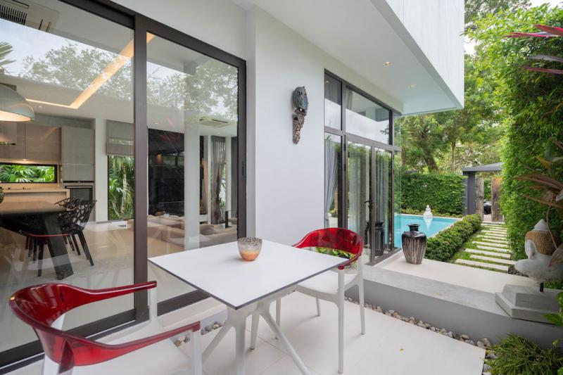Photo Brand new luxury 3 bedroom pool villa for sale in Naiharn Phuket