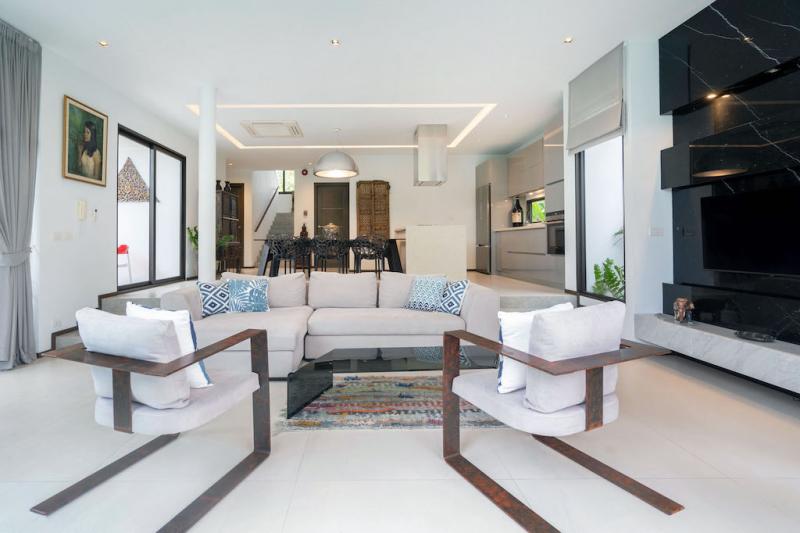 Photo Brand new luxury 3 bedroom pool villa for sale in Naiharn Phuket