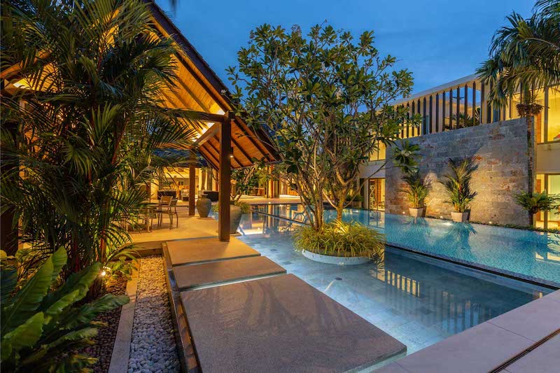 Photo Huge luxury villa with 7 bedroom for sale in Layan, Phuket