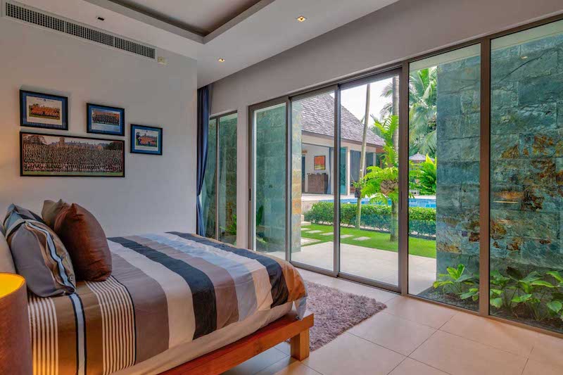 Photo Huge luxury villa with 7 bedroom for sale in Layan, Phuket