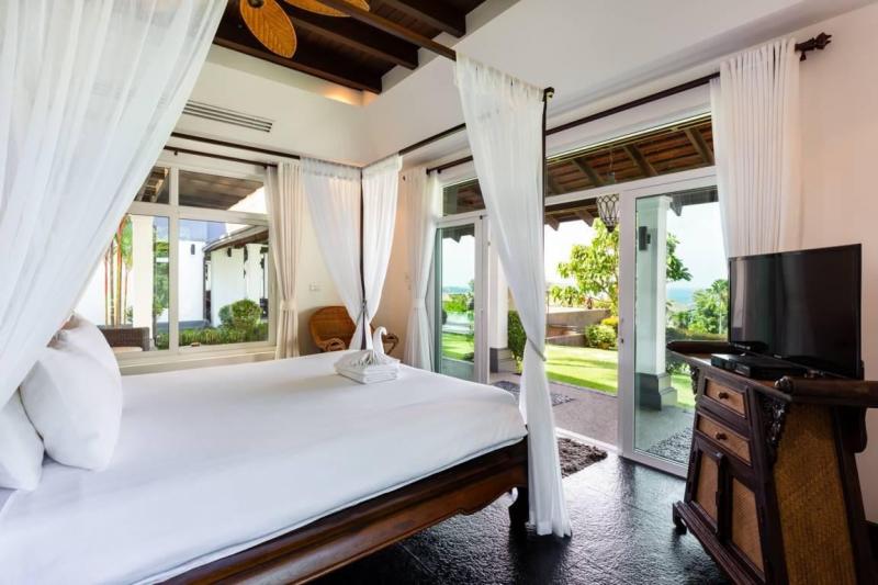Photo Luxury Balinese style villa with sea view for sale in Patong