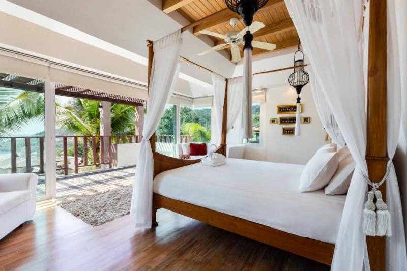 Photo Luxury Balinese style villa with sea view for sale in Patong