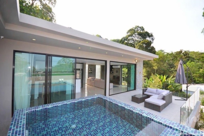 在卡马拉被大自然环绕的山坡上出售的现代 2 卧室泳池别墅图片