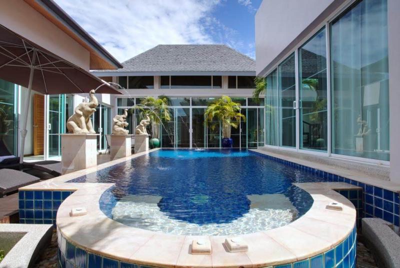 Picture Balinese 3 bedroom pool villa for rent in Saiyuan, Rawai
