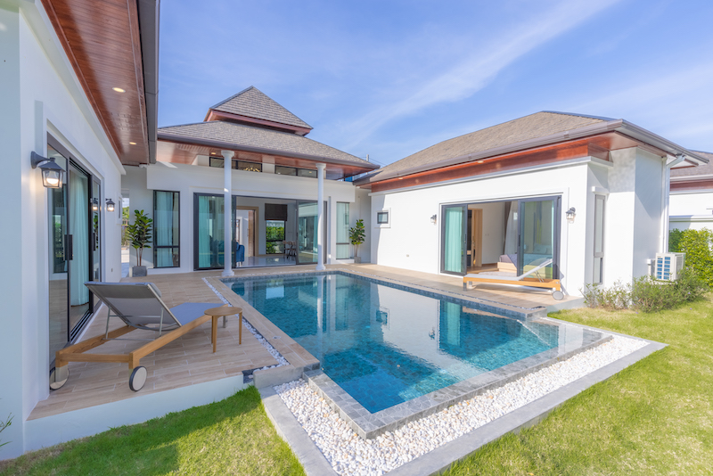 图片在查龙出售的新 2-3 卧室巴厘岛风格泳池别墅