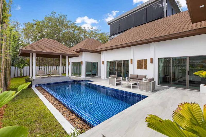 Photo Confortable villa neuve de 4 chambres avec vue sur la piscine à vendre à Rawai beach.