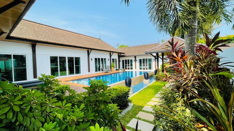 Picture Deluxe pool villa with 4 bedrooms for sale in Layan beach