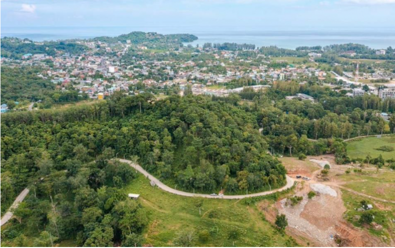 Photo Terrain à flanc de colline avec 9 820 m² à vendre dans un emplacement privilégié à Cherngtalay
