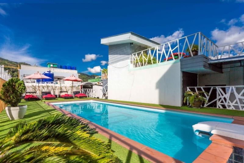 图片 91 间客房酒店，带游泳池和空中酒吧在芭东出租