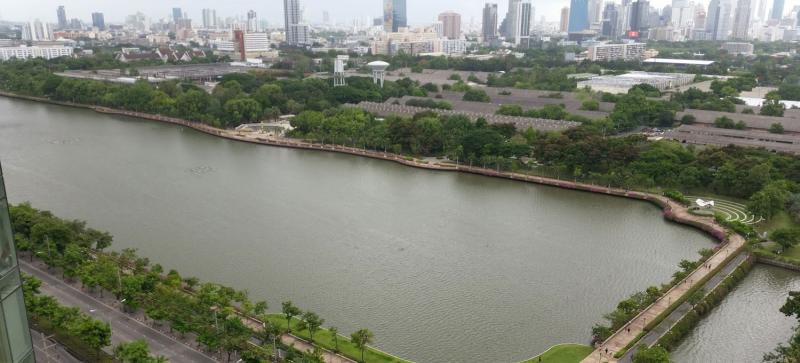 图片 在 The Lakes condominium Bangkok Asoke 出售超大 2 居室公寓，享有令人难以置信的美景