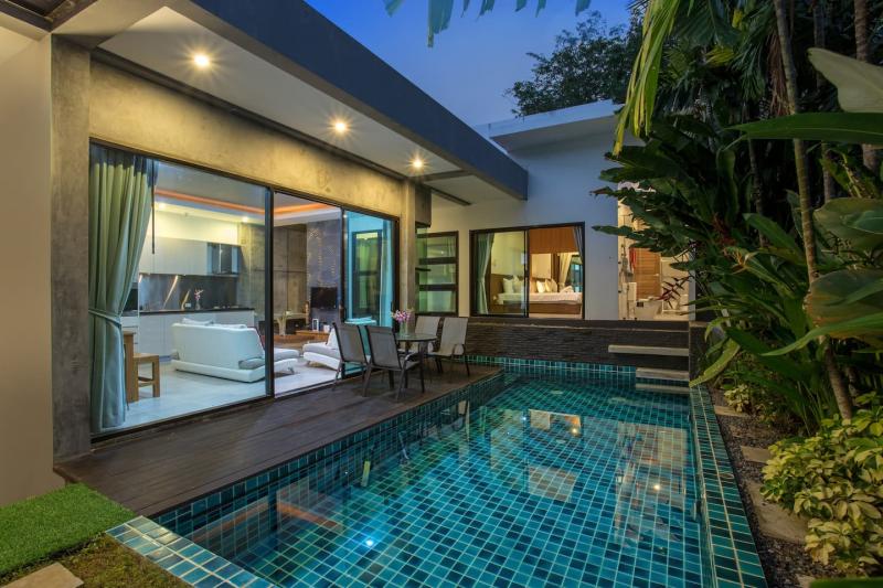 在 AKA 附近的拉威出租带游泳池的现代主义 2 卧室别墅图片