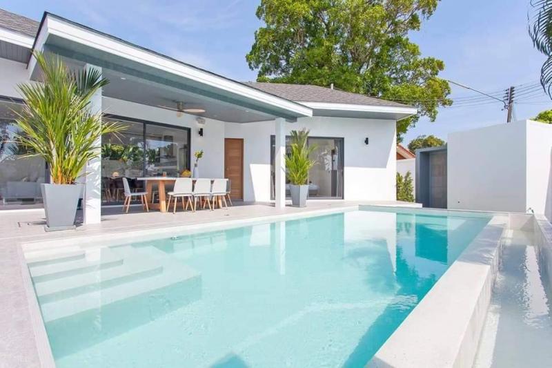Picture New high end pool villa for rent / sale in Nai Harn.