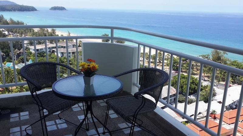 图片 2 卧室公寓享有全景海景，在普吉岛卡伦出售。