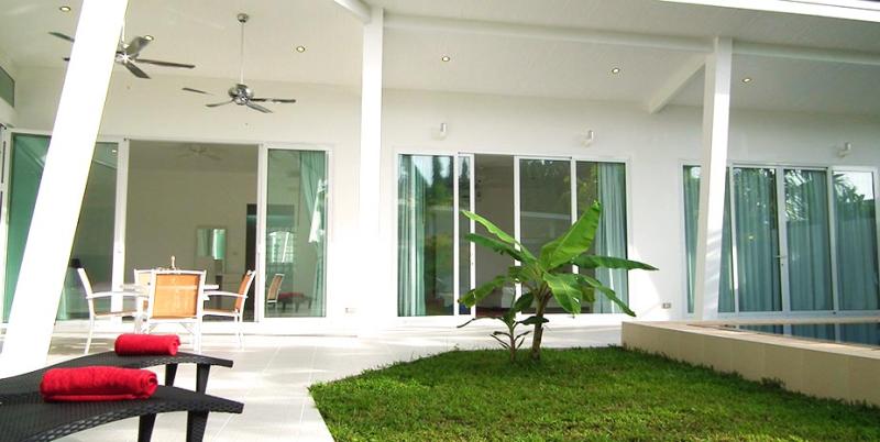 Picture 3 bedroom modern villa for rent in Paklok, Phuket.