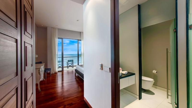 Photo Une villa exclusive de cinq chambres avec vue panoramique sur l'océan à vendre à Nai Thon Phuket