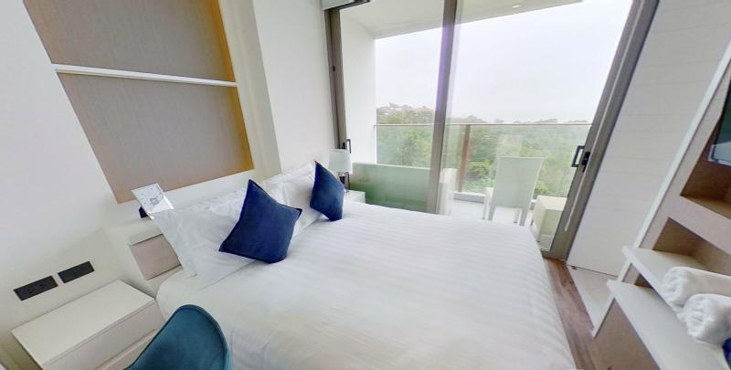 照片 2 卧室公寓，享有全景海景，位于 Oceana Kamala 出售。