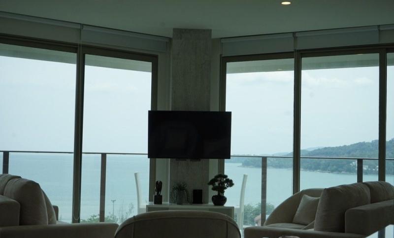 照片 2 卧室公寓，享有全景海景，位于 Oceana Kamala 出售。