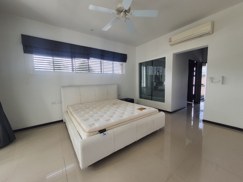 Фото Вилла с 3 спальнями и бассейном на продажу на пляже Бангтао