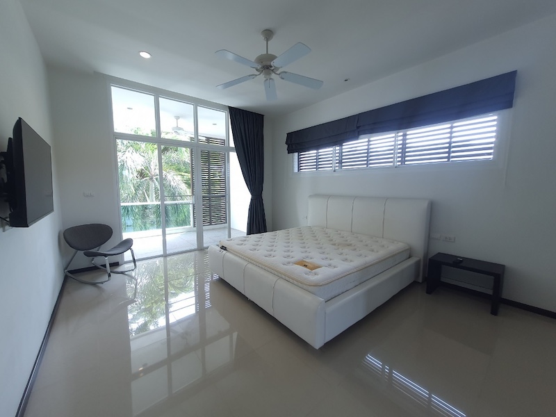 Фото Вилла с 3 спальнями и бассейном на продажу на пляже Бангтао
