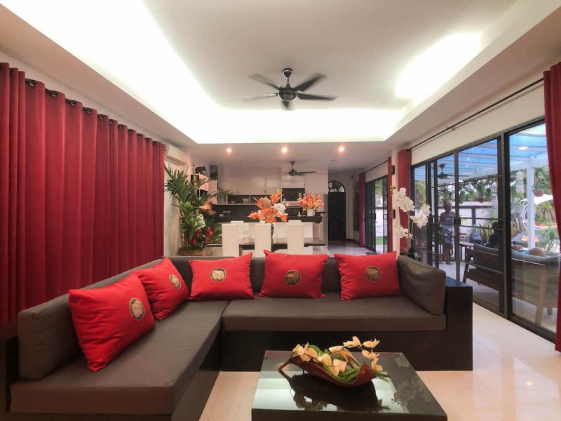 Photo 3 bedroom pool villa for rent in Phuket near Nai Harn Beach