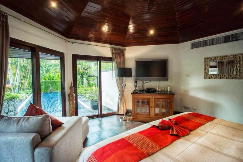 Photo 3 bedroom pool villa in Surin, Phuket, Thailand 