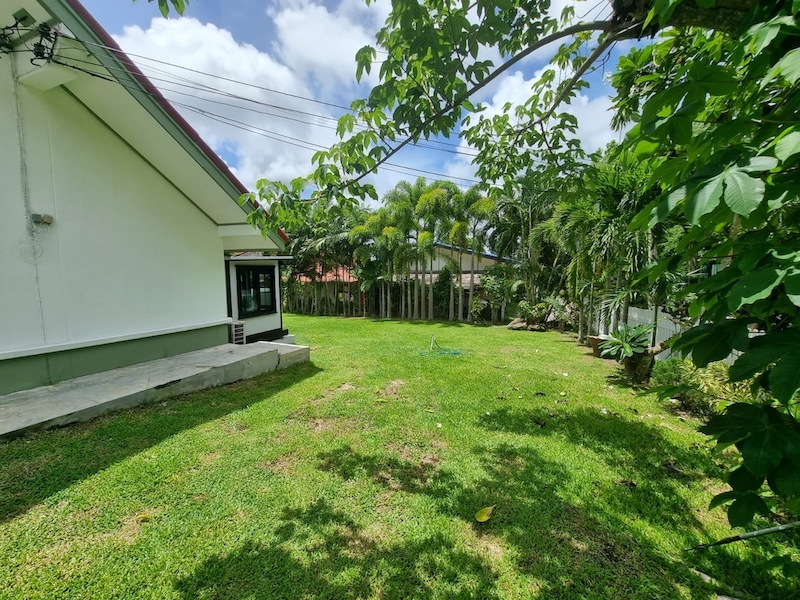 Photo 3 bedrooms house on a large plot for sale located in Chalong