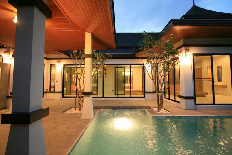 Photo Spacieuse villa avec piscine à vendre à Chalong avec 3 chambres