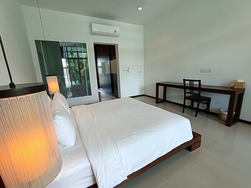Фото Вилла с 4 спальнями и бассейном на продажу на пляже Бангтао