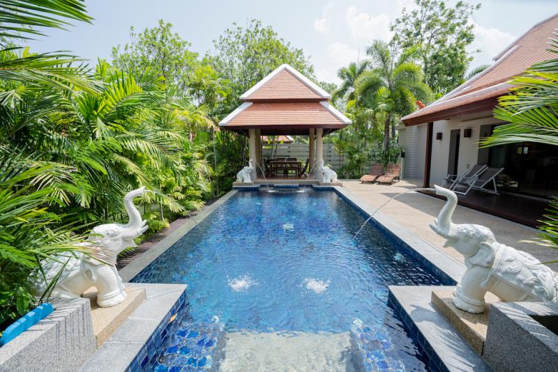 Photo 4 bedroom private pool villa for sale in Nai harn Baan Bua