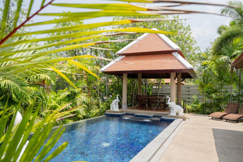 Photo Villa de 4 chambres à vendre à Nai Harn Baan Bua
