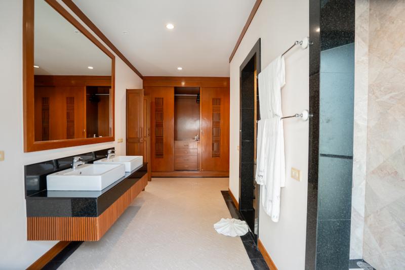 Фото Вилла с 4 спальнями и частным бассейном на продажу в Най Харн Баан Буа