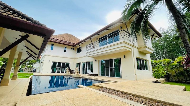Photo Villa familiale de 5 + 1 chambres avec piscine à vendre rapidement située à Koh Kaew, dans un quartier paisible et sûr