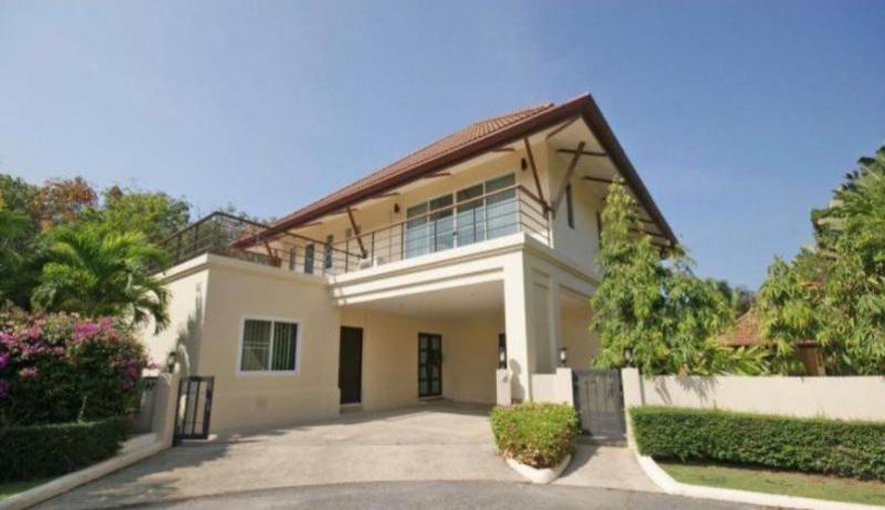 Photo Villa familiale de 5 + 1 chambres avec piscine à vendre rapidement située à Koh Kaew, dans un quartier paisible et sûr