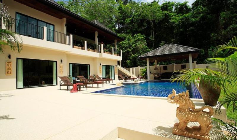Photo Spacieuse Villa de Vacances avec Piscine de 8 Chambres à Vendre à Nai Harn