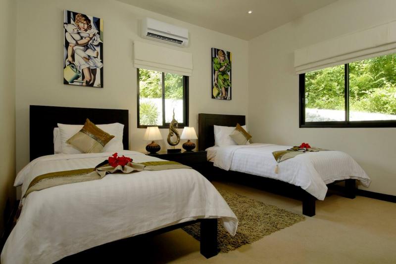 Photo Spacieuse Villa de Vacances avec Piscine de 8 Chambres à Vendre à Nai Harn