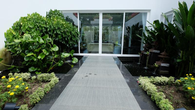 Photo 4 bedroom pool villa for sale overlooking the ultra exclusive Blue Canyon golf course-Phuket