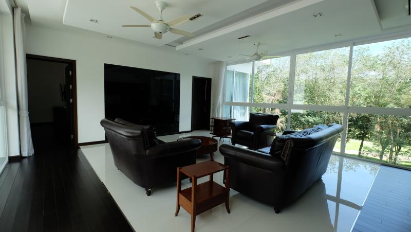 Photo 4 bedroom pool villa for sale overlooking the ultra exclusive Blue Canyon golf course-Phuket