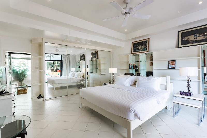Фото Потрясающая вилла с 5 спальнями и бассейном на продажу в Ао По, Пхукет