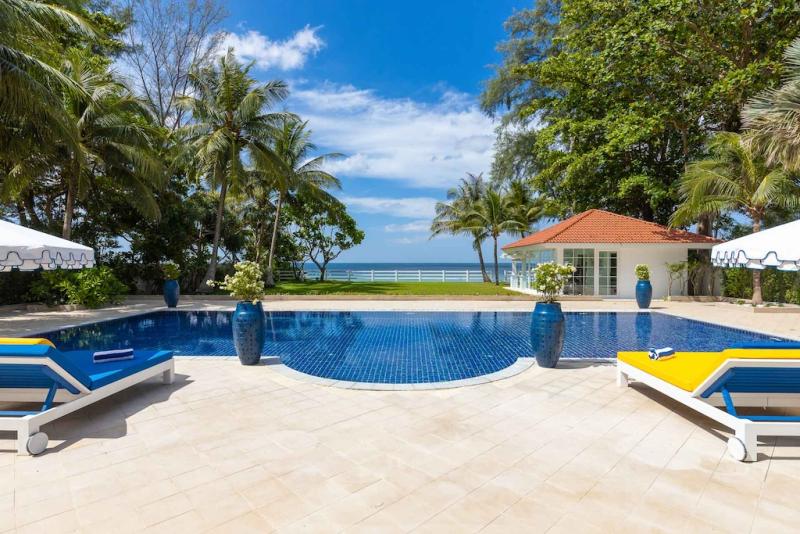 Photo Amazing beachfront villa colonial style 4 bedroom for sale in Natai, Phang Nga