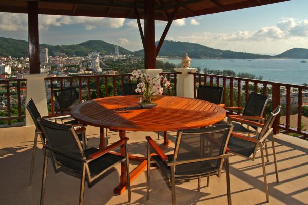 照片惊人的海景别墅出售或出租在芭东，普吉岛