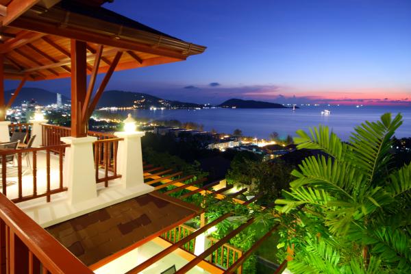 照片惊人的海景别墅出售或出租在芭东，普吉岛