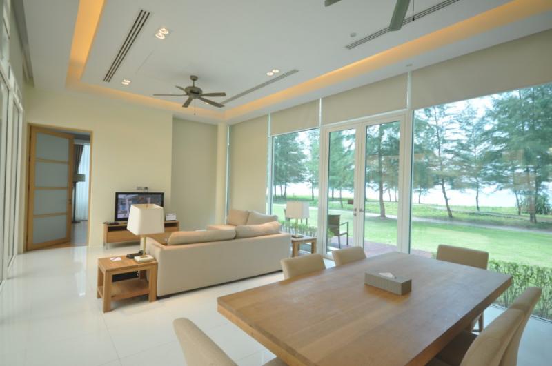 Photo Beach Front Pool Villa 3-спальная вилла на продажу находится в Май Кхао, Пхукет.