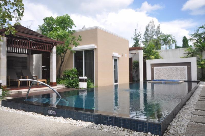Photo Villa en front de plage avec piscine de 3 chambres à vendre située à Mai Khao, Phuket.