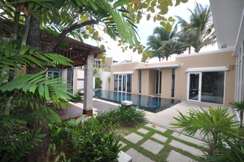 Photo Villa en front de plage avec piscine de 3 chambres à vendre située à Mai Khao, Phuket.