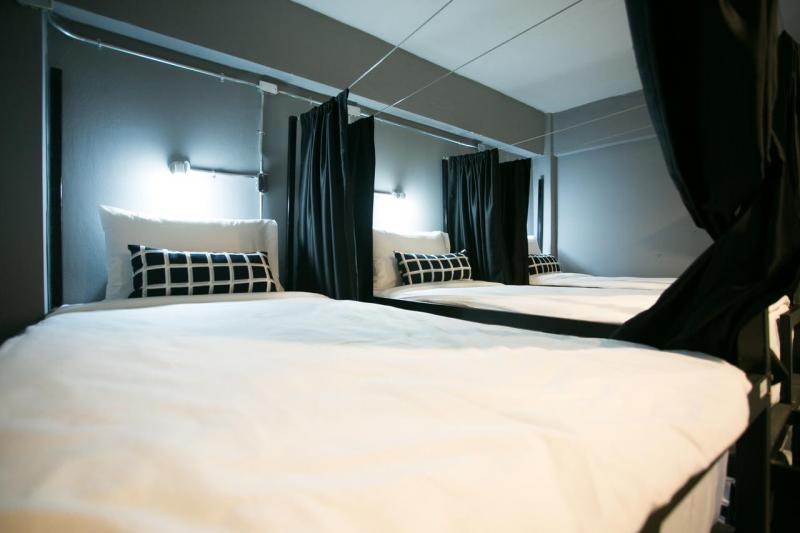 普吉岛芭东有超过 105 张床的现代照片旅馆