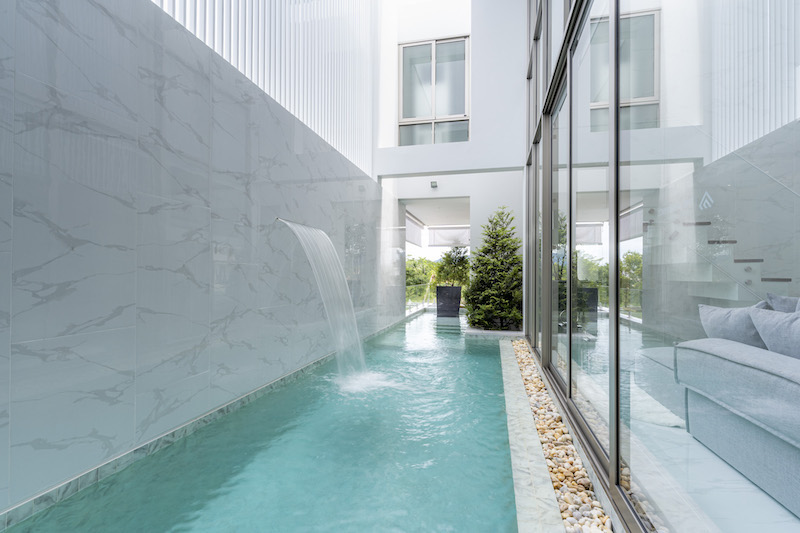 Фото Новая роскошная вилла с бассейном, умным домом и экоэнергетической системой на продажу