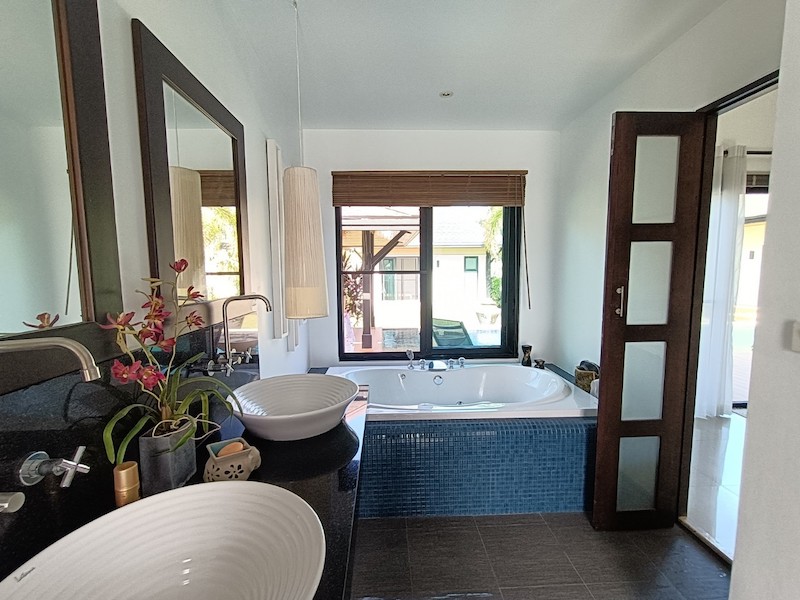 Фото Очаровательная вилла с 4 спальнями и бассейном на продажу в поместье Тара на Лаяне