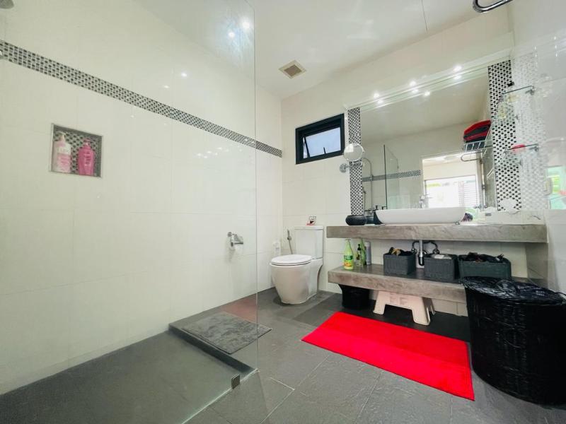 Фото Недорогая вилла с 2 спальнями и бассейном на Най Харне, Пхукет