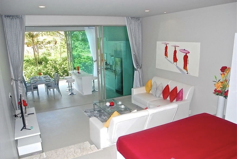 Photo Кондоминиум с одной спальней и выходом к бассейну с красивым современным дизайном на продажу на Кароне, Пхукет.
