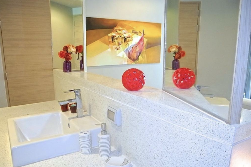 Photo Кондоминиум с одной спальней и выходом к бассейну с красивым современным дизайном на продажу на Кароне, Пхукет.